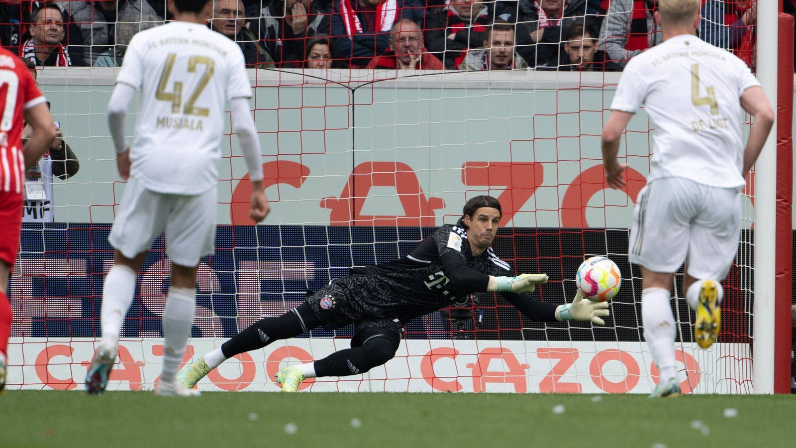 
                <strong>Yann Sommer</strong><br>
                Der Schweizer ist bei den Freiburger Chancen regelmäßig zur Stelle und ein sicherer Rückhalt für den Rekordmeister. Pariert in der 70. Minute stark gegen Sallai, hat aber auch kurz vor der Halbzeit Glück, dass der Pfosten die Führung der Freiburger verhindert. ran-Note: 2
              