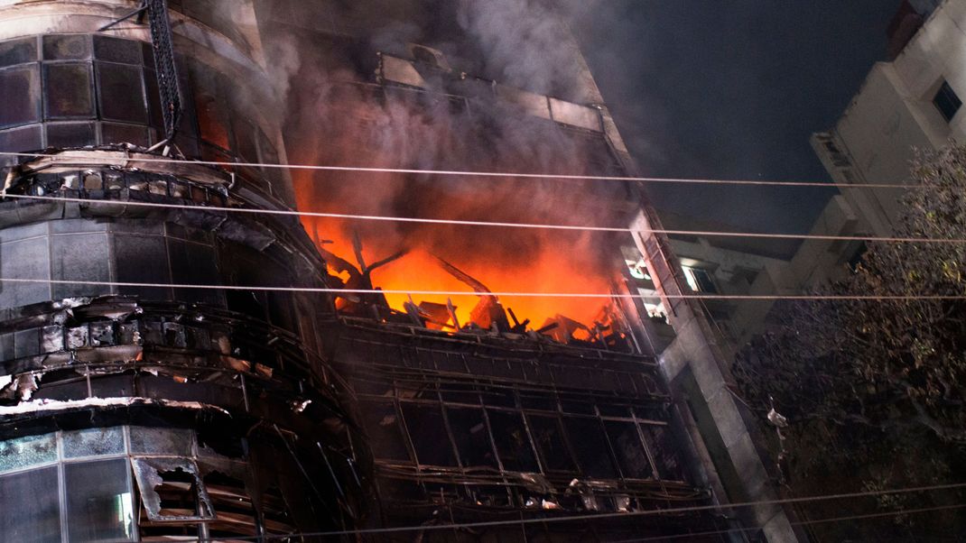 Feuerwehrleute löschen einen Brand in dem Geschäftskomplex.