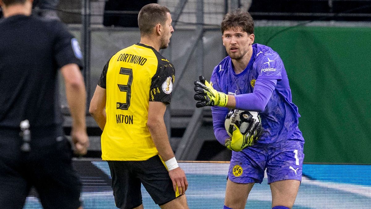 28.10.2025: Fußball: DFB Pokal, 2. Runde: Eintracht Frankfurt - Borussia Dortmund im Deutsche Bank Park. Torwart Gregor Kobel (Borussia Dortmund) fängt den Ball. WICHTIGER HINWEIS: Gemäß den Vorgab...