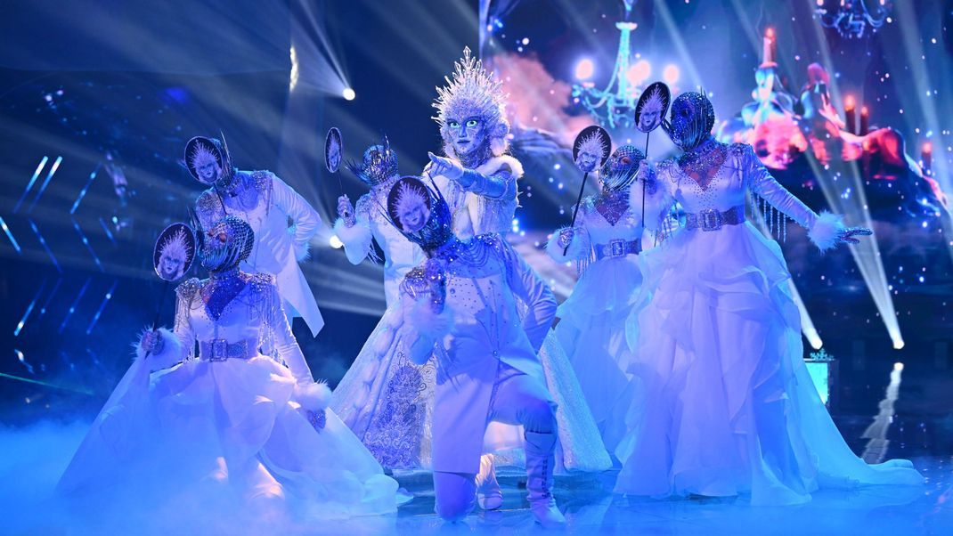 Die Eisprinzessin begeistert im Finale von "The Masked Singer" mit Mariah-Carey-Song "Hero".