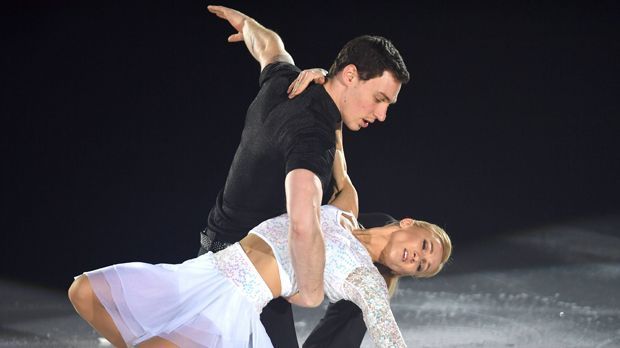 
                <strong>Eiskunstlauf</strong><br>
                Wird es diesmal etwas mit Gold? Mit Robin Szolkowy gewann Aljona Savchenko zweimal Bronze, mit ihrem neuen deutsch-französischen Partner Bruno Massot soll es nun ganz nach oben auf das Podest gehen. Das Duo ist in Form, ließ im Januar sogar die EM sausen, um optimal vorbereitet zu sein. Klar ist: Klappt die Kür "Le terre vue du ciel" (Die Erde vom Himmel gesehen), könnte es auch mit dem großen Wurf klappen.
              