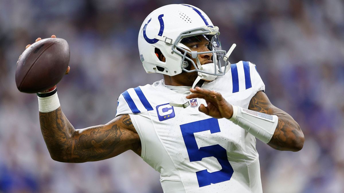 INDIANAPOLIS, IN - DECEMBER 22: Indianapolis Colts quarterback Anthony Richardson (5) warms up on the side line during a NFL, American Football Herren, USA game between the Tennessee Titans and the...