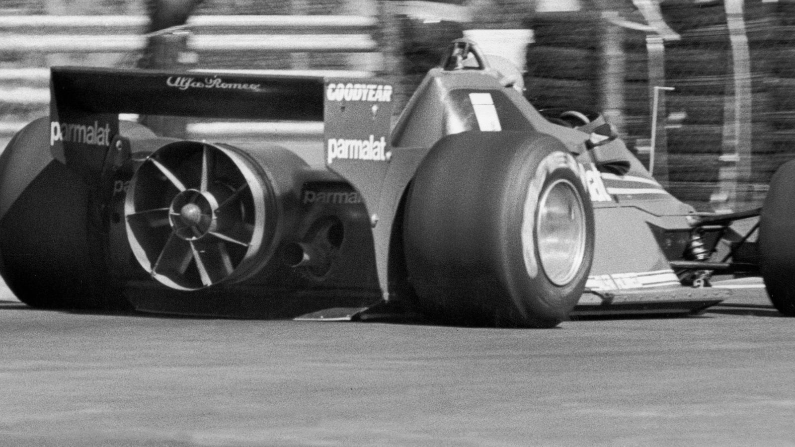 
                <strong>Brabham-Alfa Romeo BT46B (1978) </strong><br>
                Außerdem waren damals die Slick-Reifen (1971), Turbomotoren (1977) und Radial-Reifen (1977) neu in der F1. Mit Ventilatoren am Heck versuchten sich die Formel-1-Renningenieure Ende der 1970er Jahre. Hier am Alfa Romeo von Niki Lauda beim Großen Preis von Schweden. 
              
