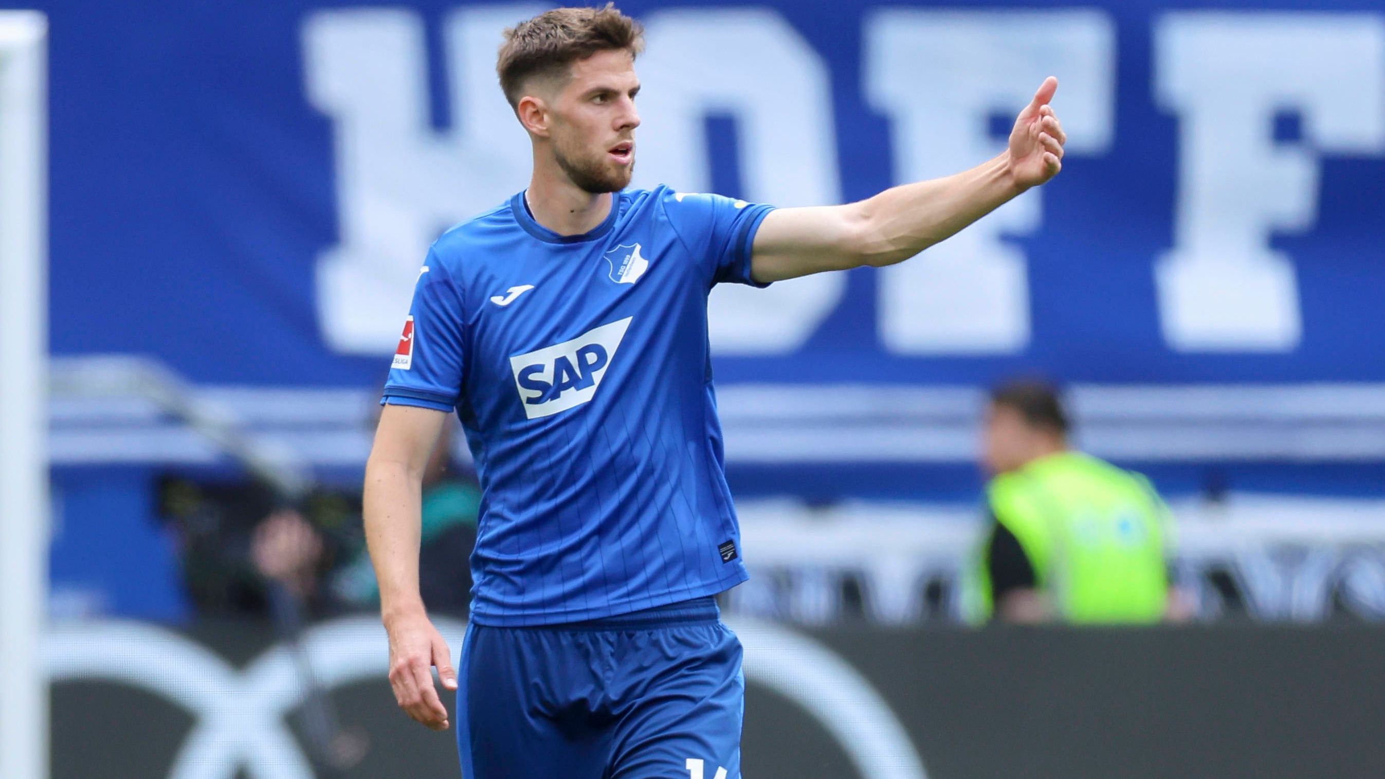 <strong>Anton Stach (TSG 1899 Hoffenheim)</strong><br>Gerüchten zufolge soll sich Anton Stach von der TSG 1899 Hoffenheim bereits mit dem englischen Aufsteiger Leeds United einig gewesen sein. Nun funkt aber wohl der VfB Stuttgart dazwischen: Die Schwaben wollen den zentralen Mittelfeldspieler von einem Wechsel überzeugen, das berichtet der "kicker". Womöglich als Vorgriff auf einen möglichen Abgang von Angelo Stiller.