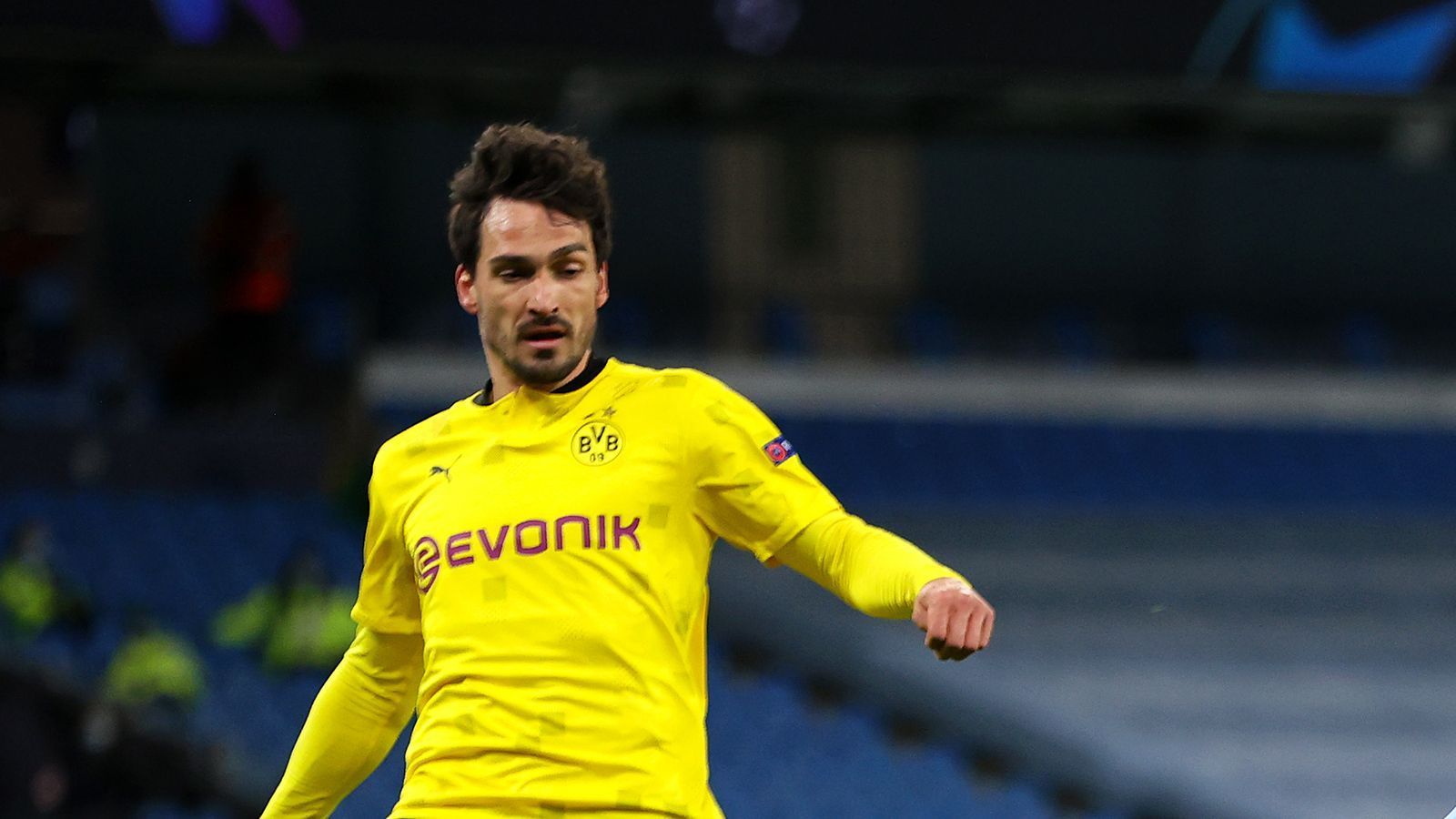 
                <strong>Mats Hummels</strong><br>
                Auch der eigentliche Fels in der Brandung der BVB-Defensive verlebt keinen glücklichen Abend. Von seiner gefürchteten Spieleröffnung ist gar nichts zu sehen, ein ums andere Mal rückt er übermotiviert raus. Ansonsten gewohnt zweikampfstark im gegen eine körperlich unterlegen ManCity-Offensive. ran-Note: 4
              