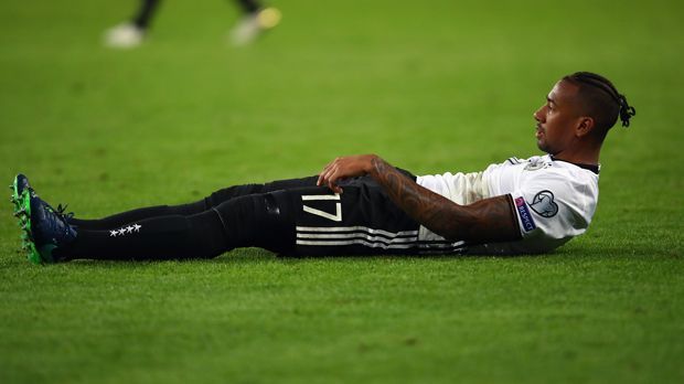
                <strong>Jerome Boateng</strong><br>
                Jerome Boateng: Eine Vorsichtsmaßnahme soll es laut Bundestrainer Joachim Löw gewesen sein, die zur Auswechslung des Weltmeister gegen Nordirland (2:0) führte. Nach 69 Minuten ging Boateng gegen die Insel-Kicker vom Feld - wegen angeblicher Knieprobleme. Der Innenverteidiger kehrte erst vor wenigen Wochen nach einem Muskelbündelriss zurück auf den Platz. Droht nun die nächste Zwangspause?
              