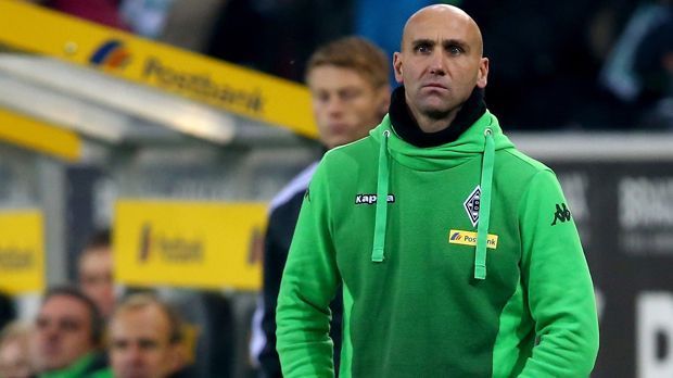 
                <strong>Andre Schubert und sein Erfolgspulli</strong><br>
                Andre Schubert und Borussia Mönchengladbach schweben in der Bundesliga auf einer Erfolgswelle. Fünf Spiele unter dem Interimscoach - fünf Siege. Von Beginn an trägt Schubert dabei seinen Glücks-Pulli in grün. Mittlerweile ist der Pullover auch im Fanshop der Verkaufsrenner.
              