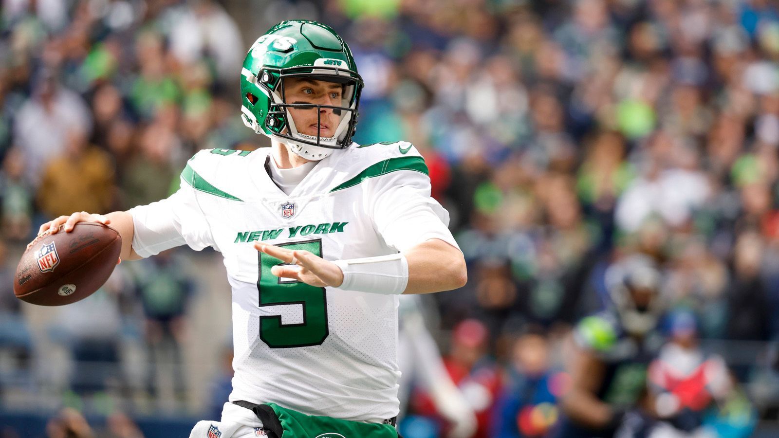 
                <strong>Mike White (Miami Dolphins)</strong><br>
                Mike White kann sich zurücklehnen und die Verhandlungen der New York Jets mit den Green Bay Packers um Aaron Rodgers von außen betrachten. Der Quarterback hat die "Gang Green" nach vier Saisons und insgesamt nur sieben Starts verlassen und schließt sich den Miami Dolphins an. Aller Voraussicht nach wird er dort mit Skylar Thompson und den Platz als Backup von Tua Tagovailoa kämpfen müssen.
              