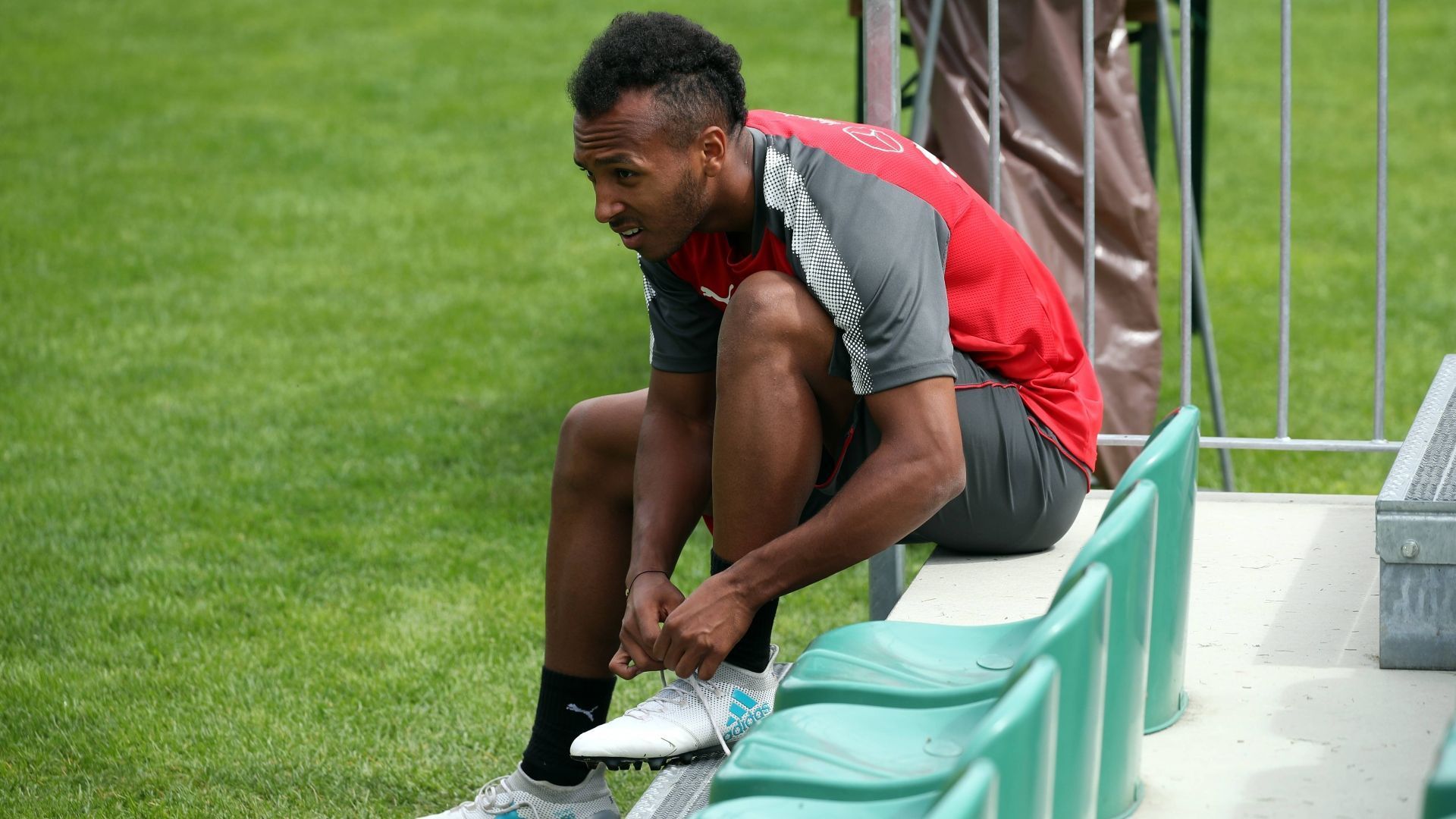 
                <strong>VfB Stuttgart: Julian Green</strong><br>
                "Ein Spieler, der oft als möglicher Flop betrachtet wird, ist Julian Green. Green wurde im Jahr 2016 vom FC Bayern München zu VfB Stuttgart transferiert. Er galt als talentierter Offensivspieler mit vielversprechendem Potenzial. Allerdings konnte Green bei Stuttgart nicht die erwarteten Leistungen zeigen. Er hatte Schwierigkeiten, sich in das Team einzufügen und konnte nicht konstant gute Leistungen abrufen. Seine Torquote blieb hinter den Erwartungen zurück, und er konnte nicht den gewünschten Beitrag zur Mannschaft leisten."
              