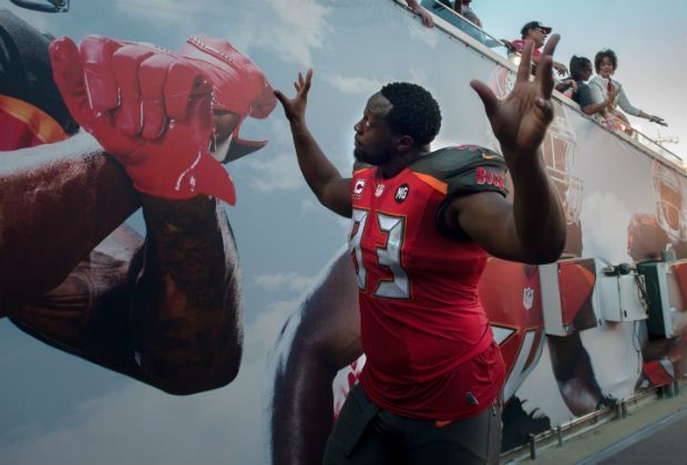 
                <strong>6. Gerald Mccoy (26.7 Millionen)</strong><br>
                Defensive Tackle Gerald Mccoy ist der bestbezahlteste Spieler aller Zeiten auf seiner Position. Seine 150.000 Dollar Werbeeinnahmen kann er locker mit einem Gehalt von 26.5 Millionen Dollar kompensieren.
              