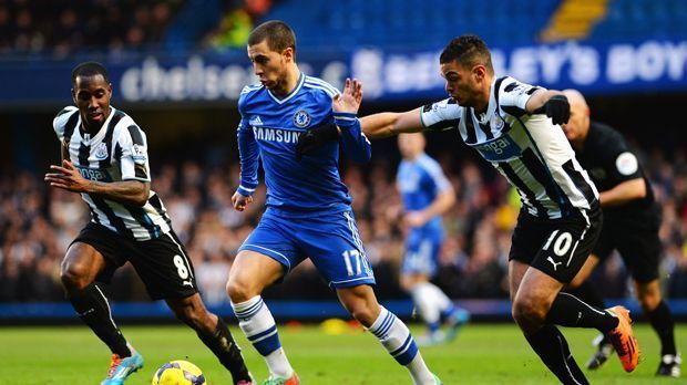 
                <strong>Eden Hazard (FC Chelsea)</strong><br>
                Eden Hazard ist der Star des FC Chelsea - mit seiner Schnelligkeit ist er der ideale Spieler für Mourinhos Kontertaktik. Einmal in Fahrt gekommen, konnte ihn 2013/14 kaum jemand aufhalten.
              