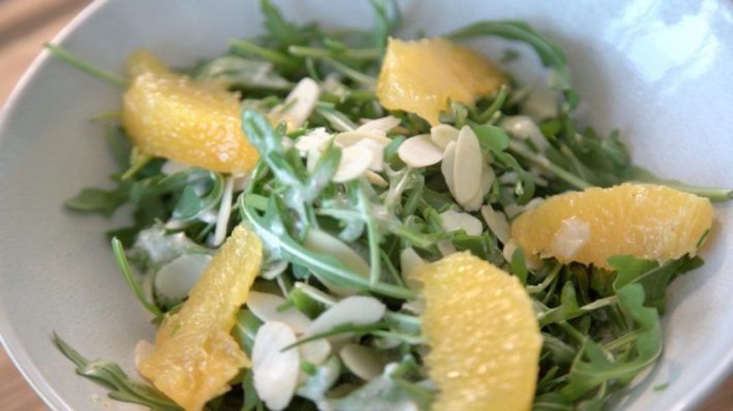 Frisch und gesund: Rucola-Salat mit Mandel-Dressing.