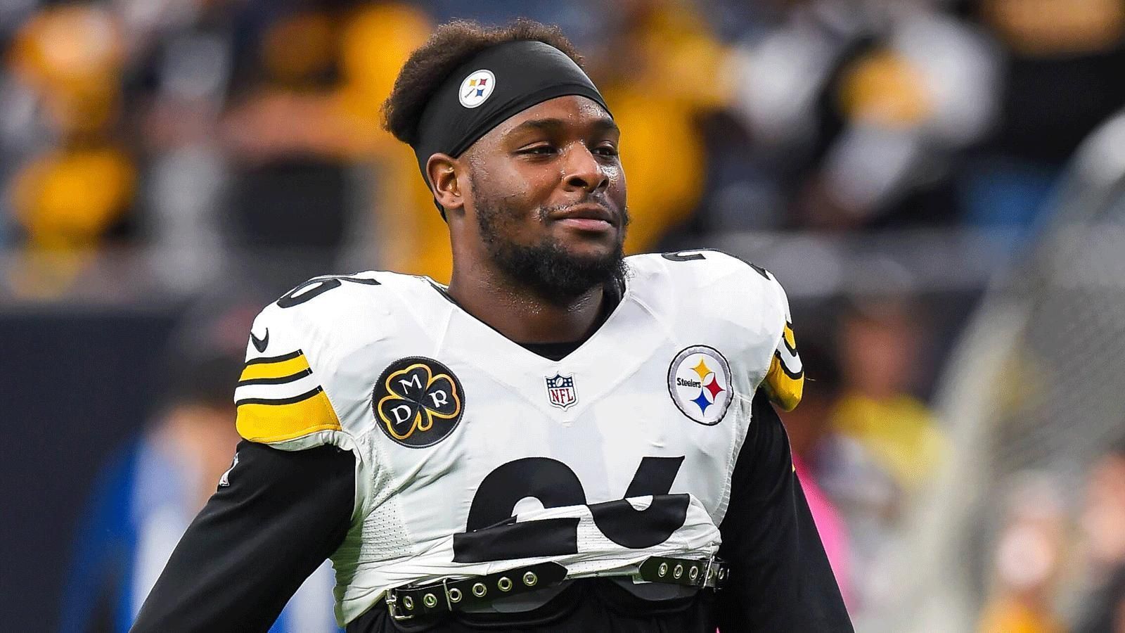 
                <strong>2017 und 2018: Le'Veon Bell</strong><br>
                Zwei Mal in Folge wurde Running Back Le'Veon Bell von den Pittsburgh Steelers mit dem Franchise Tag gehalten - sehr zum Missfallen des Spielers. 2017 bestreikte Bell die komplette Saisonvorbereitung, kehrte aber vor dem Saisonstart zur Mannschaft zurück und spielte für 12,1 Millionen US-Dollar. 2018 hätte er 14,5 Millionen US-Dollar kassiert, verbrachte allerdings die komplette Saison im Streik und ging damit leer aus. Nach seinem einjährigen Holdout schloss sich der Star-Running-Back dann den New York Jets an, bekam seinen erwünschten Rekord-Deal allerdings nicht. Bell hatte sich klassisch verspekuliert und unterschrieb schließlich einen Vierjahresvertrag über 52,5 Millionen US-Dollar. Seine Karriere konnte der heute 31-Jährige aber nicht mehr in Schwung bringen. Zwischen 2019 und 2021 gelangen ihm nur noch sieben Touchdowns (für vier verschiedene Teams).
              