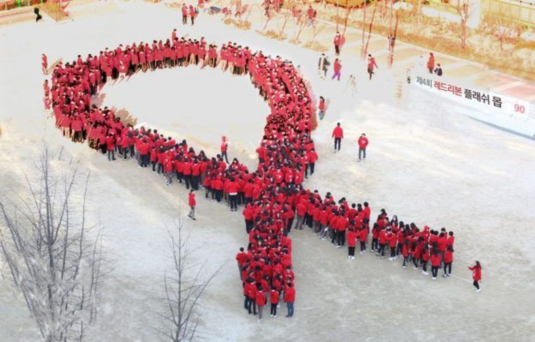 Die Rote Schleife ist weltweit ein Symbol der Solidarität mit HIV-Infizierten und AIDS-Kranken.