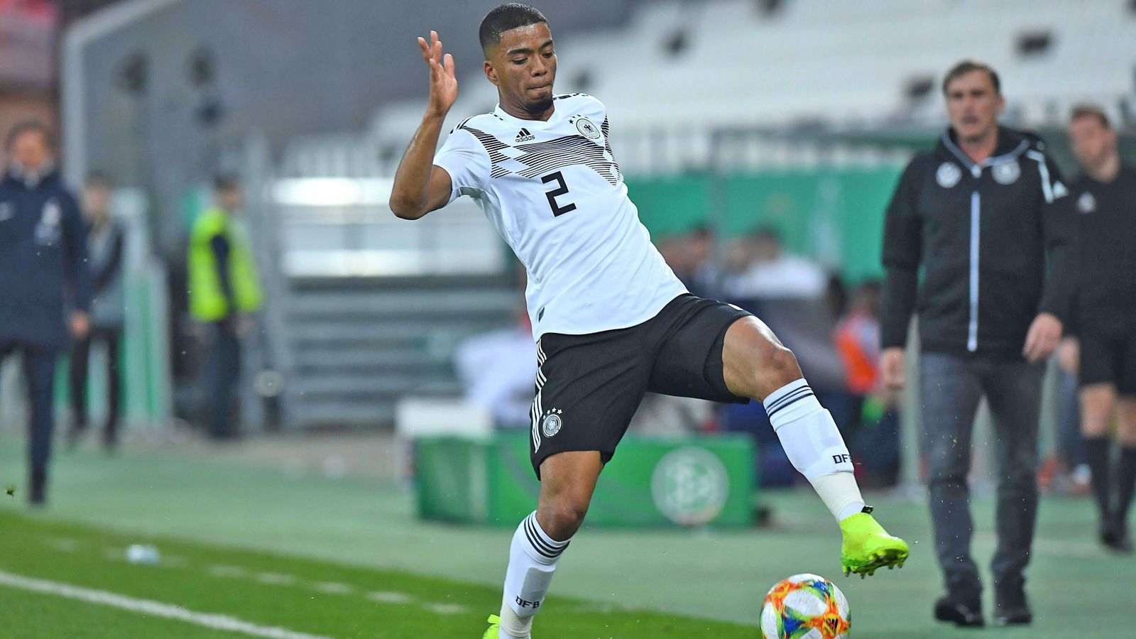 
                <strong>2 Benjamin Henrichs</strong><br>
                Position: AbwehrVerein: AS MonacoAlter: 22 JahreU21-Länderspiele: 13/0 Tore62 Bundesligaspiele, 21 Ligue-1-Spiele/1 Tor
              