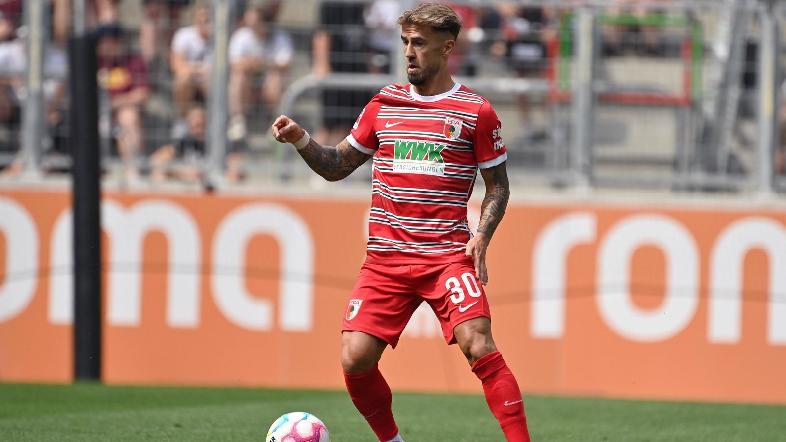 
                <strong>Niklas Dorsch (FC Augsburg)</strong><br>
                Mittelfeldspieler Niklas Dorsch hat sich im Testspiel der Augsburger gegen Stade Rennes einen Anbruch des Mittelfußknochens zugezogen. Damit wird der 24-Jährige voraussichtlich einige Wochen ausfallen, definitiv den Saisonstart der Fuggerstädter in der Bundesliga verpassen. 
              
