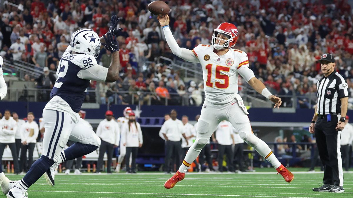 NFL, American Football Herren, USA Kansas City Chiefs at Dallas Cowboys Nov 27, 2025; Arlington, Texas, USA; Kansas City Chiefs quarterback Patrick Mahomes (15) throws a pass for a touchdown agains...