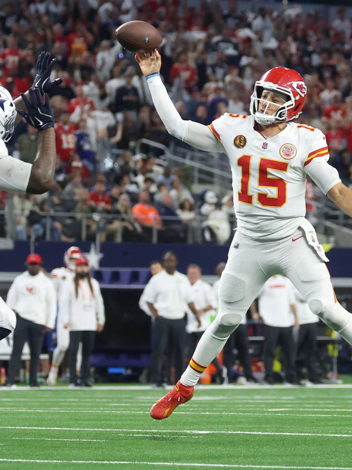 NFL, American Football Herren, USA Kansas City Chiefs at Dallas Cowboys Nov 27, 2025; Arlington, Texas, USA; Kansas City Chiefs quarterback Patrick Mahomes (15) throws a pass for a touchdown agains...