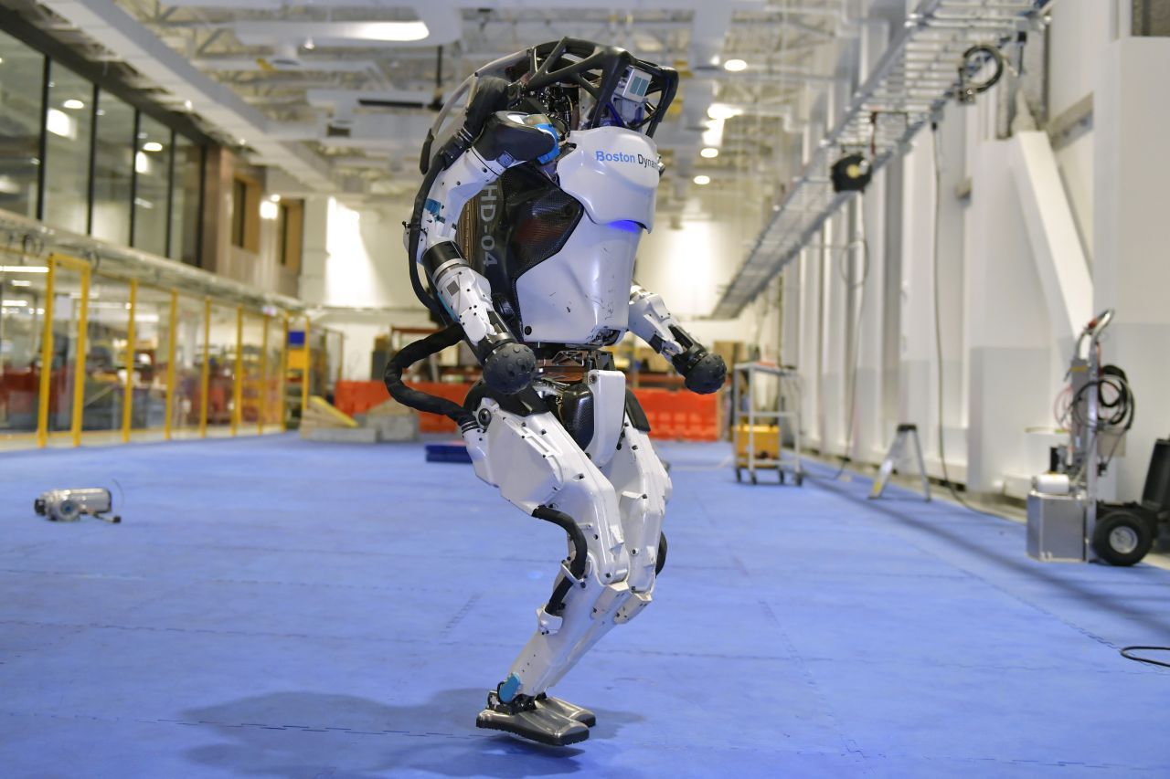 Atlas ist ein Humanoide von Boston Robotics - der US-Firma, die auch den Roboterhund Spot entwickelt hat. Der 150 cm große Roboter kann Parcours absolvieren, sich frei bewegen und Türen öffnen - und tanzen.