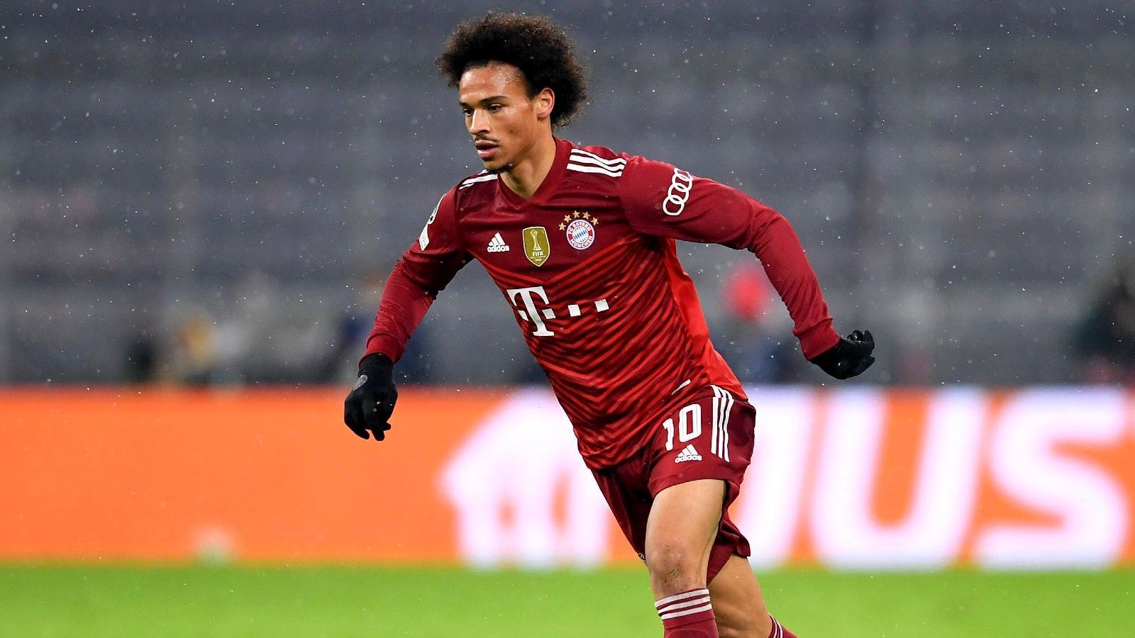 
                <strong>Leroy Sane</strong><br>
                Bildet mit Davies auf der linken Seite das offensiv aktivere Flügel-Pärchen im Vergleich zu Pavard/Coman. Hat bei seinem sehenswerten Treffer Glück, dass ter Stegen nicht wach genug ist. Umtriebig und auch defensiv auf der Höhe, verzögert das Spiel nach vorne aber manchmal ein wenig zu sehr. Beim bis dahin schönsten Angriff der Bayern nach 47 Minuten ist er letzte Station vergibt aber aus einem Meter - danach im Verwaltungsmodus, wird aber zu Recht zum Spieler des Spiels gewählt. ran-Note: 2
              