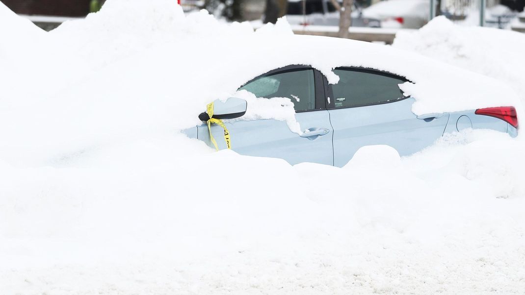 USA, Buffalo: Ein eingeschneites Auto auf der Main Street.