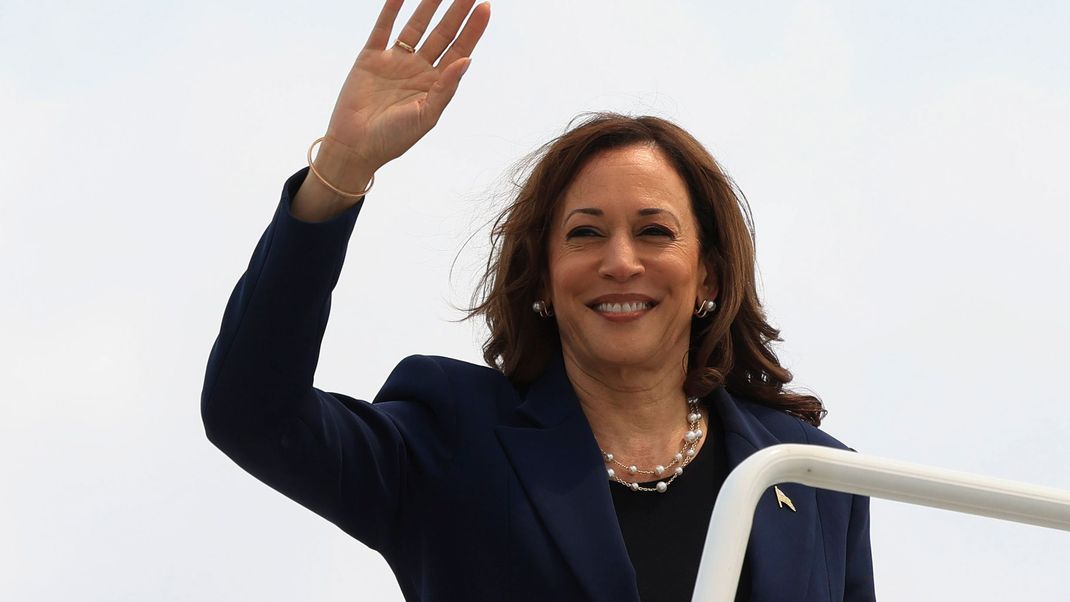 Vizepräsidentin Kamala Harris winkt, als sie nach einer Wahlkampfveranstaltung in Milwaukee, Wisconsin, in die Air Force Two einsteigt. 