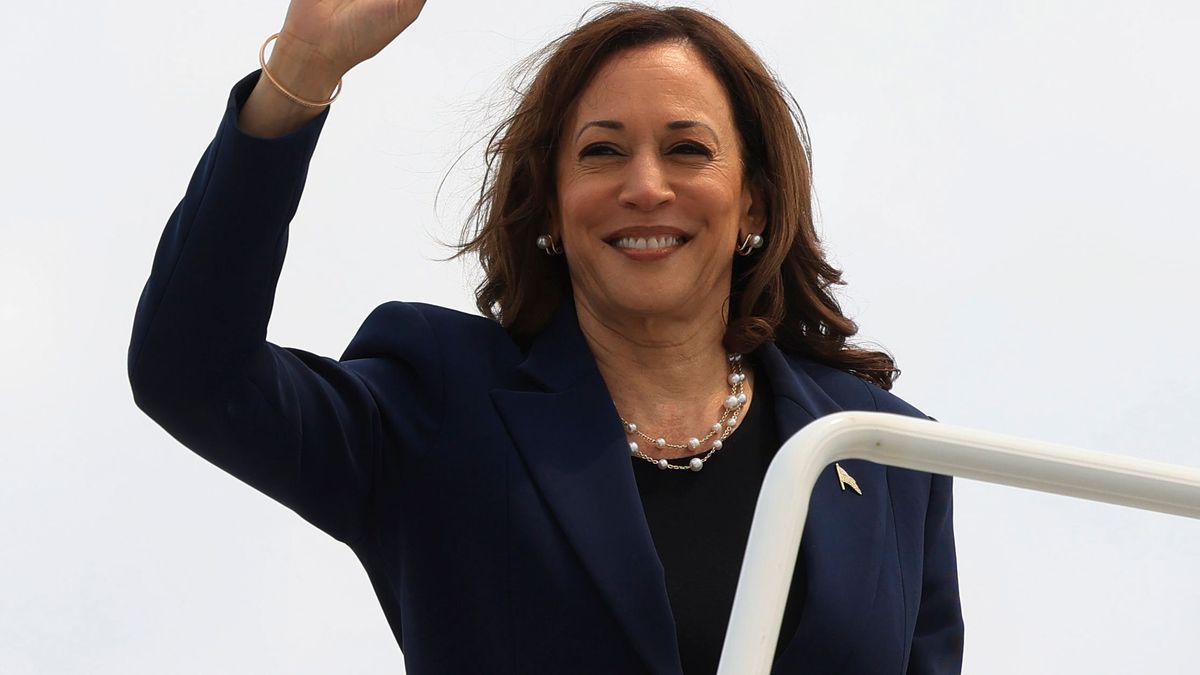 Vizepräsidentin Kamala Harris winkt, als sie nach einer Wahlkampfveranstaltung in Milwaukee, Wisconsin, in die Air Force Two einsteigt. 