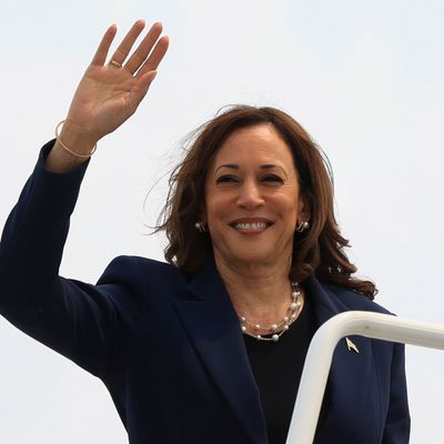 Vizepräsidentin Kamala Harris winkt, als sie nach einer Wahlkampfveranstaltung in Milwaukee, Wisconsin, in die Air Force Two einsteigt. 