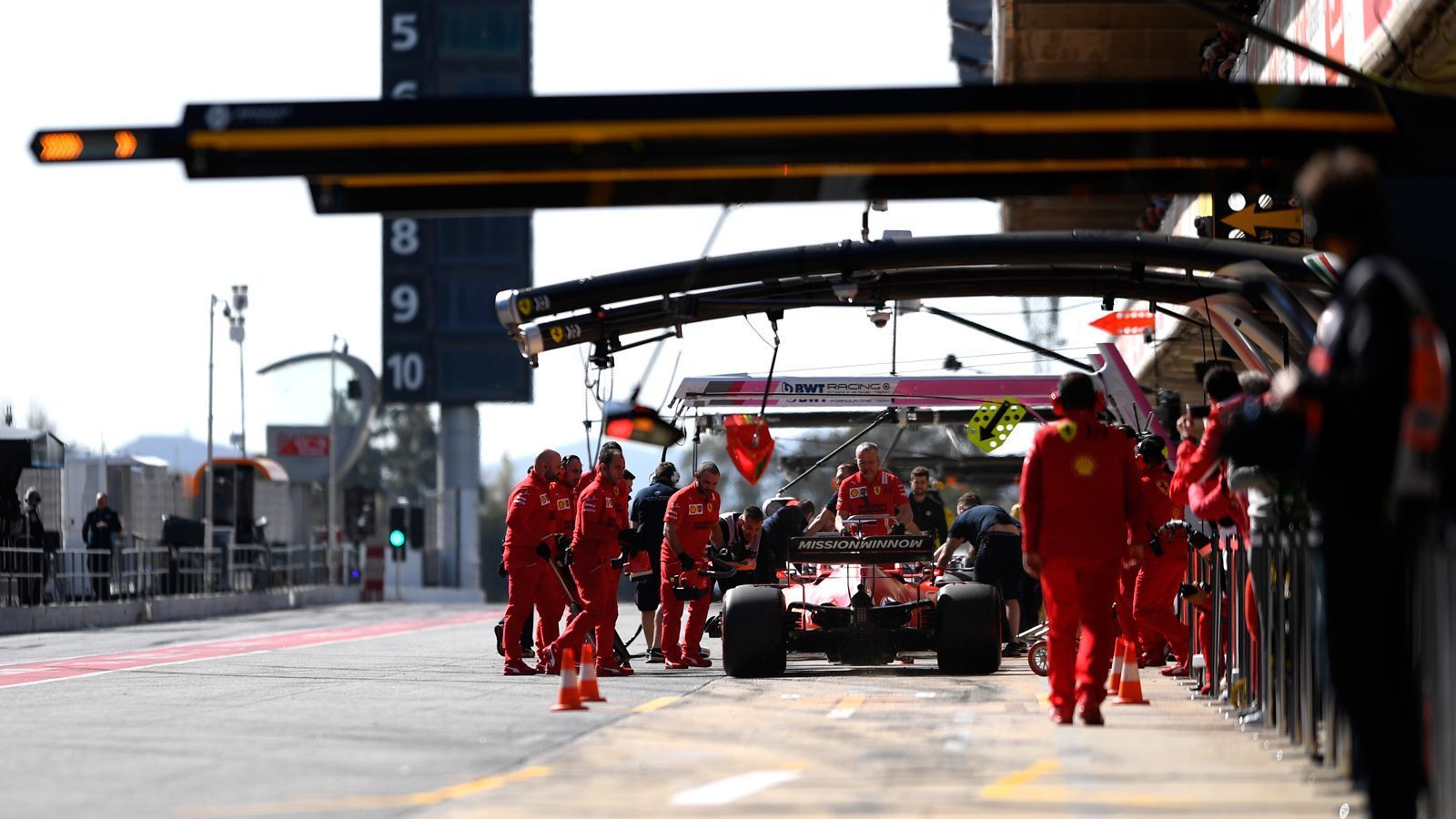 
                <strong>Schummel-Vorwürfe und drohender Rechtsstreit</strong><br>
                Vor dem Saisonstart ist die Stimmung in der Formel 1 aufgeheizt. Im Fokus: Ein geheimer Deal zwischen FIA und Ferrari nach der Benutzung eines irregulären Antriebs durch die Scuderia. Durch Umgehung oder gar Manipulation eines Mess-Sensors soll Ferrari im vergangenen Jahr höhere Benzin-Einspritzmengen als erlaubt erreicht haben. Die Konkurrenz hat eine FIA-Untersuchung beantragt. Diese verlief eher halbherzig und endete mit einer Vereinbarung des Motorsportverbands mit Ferrari. Eine echte Aufklärung strebte die FIA nicht an.
              