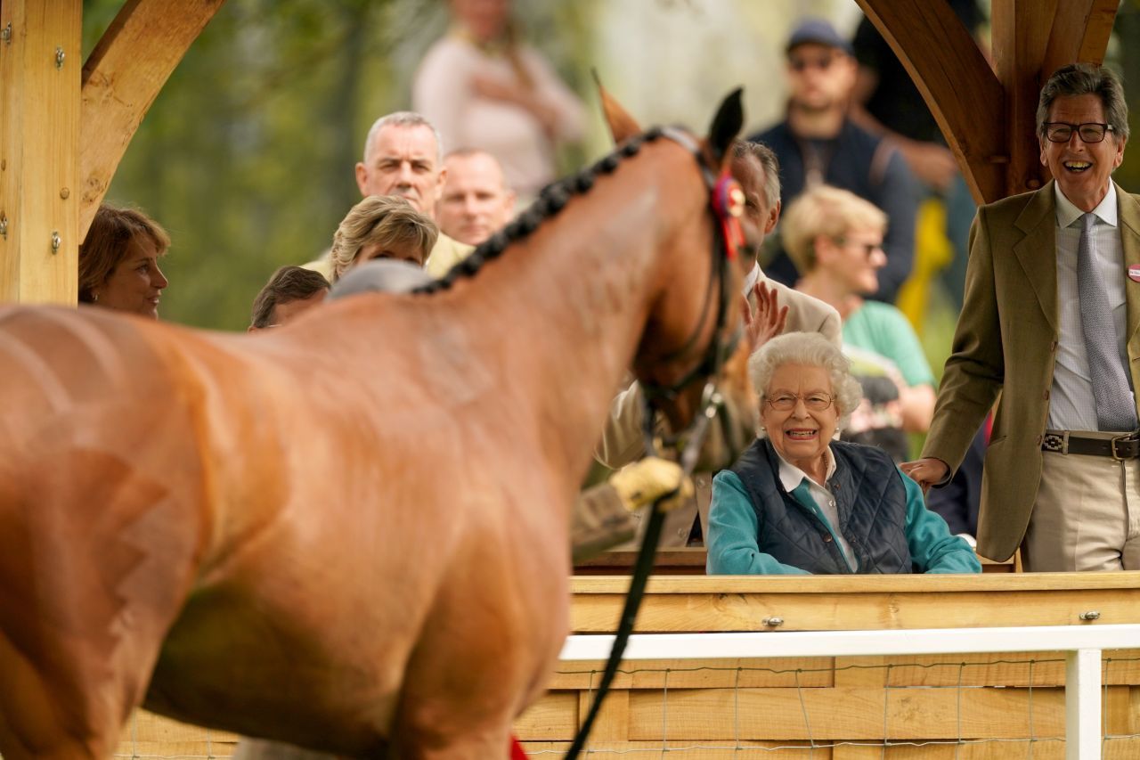 "Ihre Majestät" hatte sogar ein eigenes königliches Gestüt mit Zucht und einem Rennstall. Pferderennen waren ihre große Leidenschaft. Sie wettete gerne mit und setzte oft aufs richtige Pferd. Das brachte ihr schon beachtliche Gewinnsummen ein.