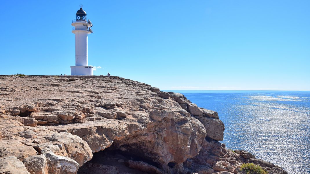 In der Nähe des "Cap de Barbaria" auf der spanischen Baleareninsel Formentera hat ein Mensch 12 Jahre in einer Höhle gelebt.