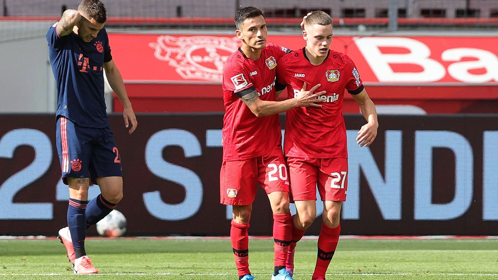 
                <strong>Jüngster Bundesliga-Torschütze: Florian Wirtz (Bayer Leverkusen)</strong><br>
                Seit dem 6. Juni 2020 liegt hier Leverkusens Florian Wirtz vorne, er markierte den Endstand beim 2:4 gegen Bayern München, damals war der Ex-Kölner 17 Jahre und 34 Tage jung.Um diesen Rekord zu brechen, hat Moukoko noch bis zum Ende der Hinrunde der Saison 2021/2022 Zeit, am 24. Dezember 2021 wird er auf den Tag genau so alt sein wie Wirtz bei dessen Bude.
              