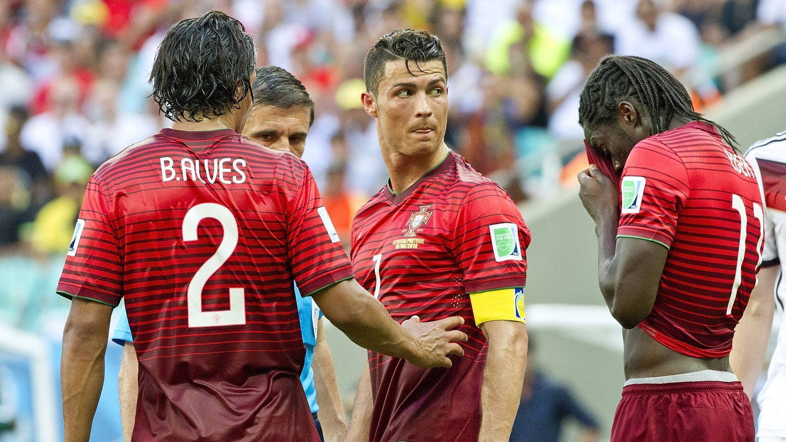 
                <strong>WM 2014 - Vorrunde</strong><br>
                Schon in der ersten Halbzeit flog Pepe vom Platz, Portugal bemühte sich im Anschluss nur noch um Schadensbegrenzung. Ronaldo ging schon wieder leer aus und Portugal musste schon nach der Vorrunde die Heimreise antreten. 
              