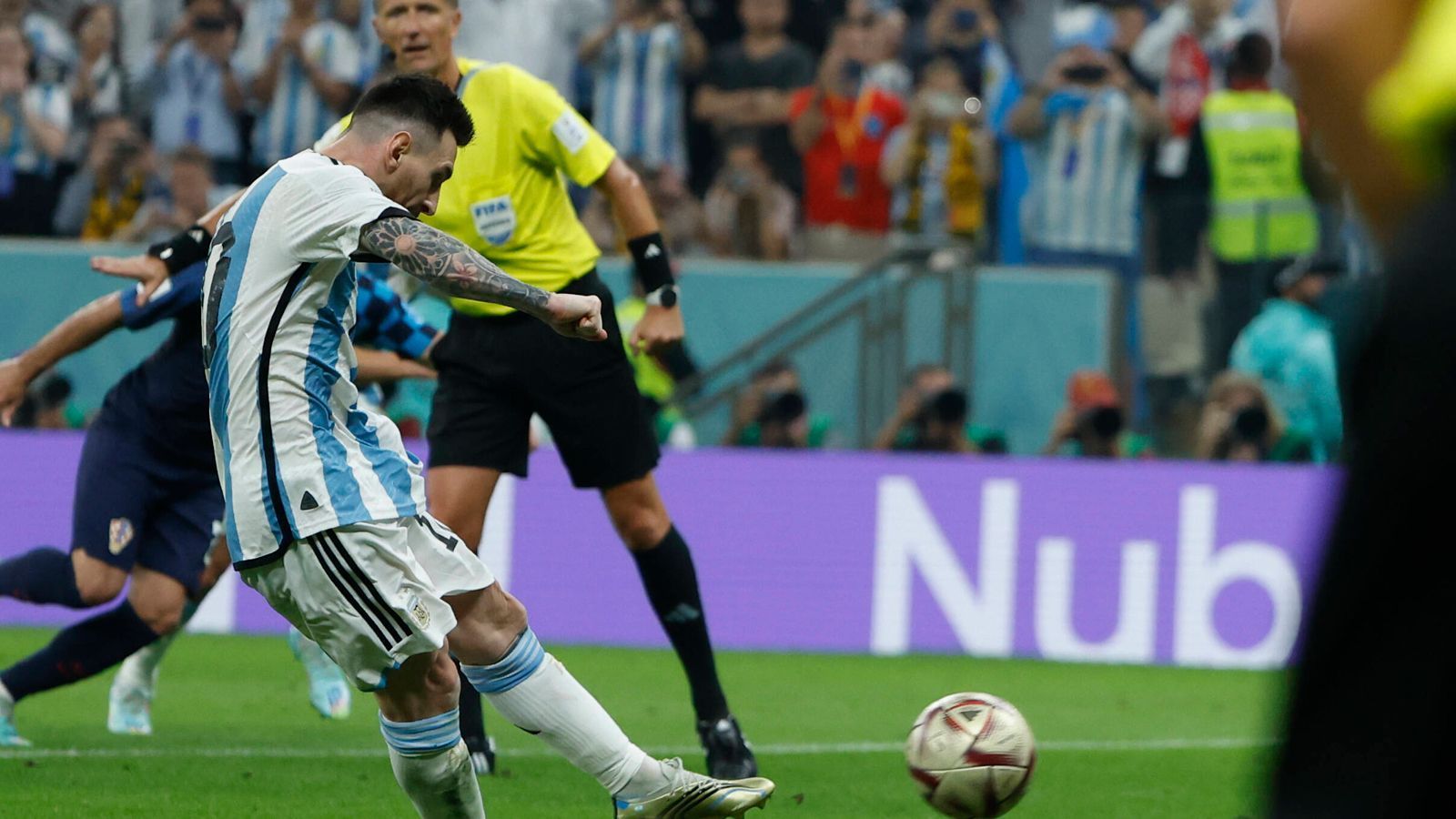 
                <strong>WM-Rekordtorschütze Argentiniens (geknackt, 13 Treffer) </strong><br>
                Lionel Messi ist der erfolgreichste argentinische Torschütze bei Weltmeisterschaften. Mit elf Treffern überholte er im Halbfinale seinen Landsmann Gabriel Batistuta (zehn Treffer). "La Pulga" baute seine Quote im Finale aus, erzielte zwei weitere Tore und steht nun bei 13. WM-Rekordtorschütze Miroslav Klose (16 Treffer) wird er aber wohl nicht mehr erreichen.
              