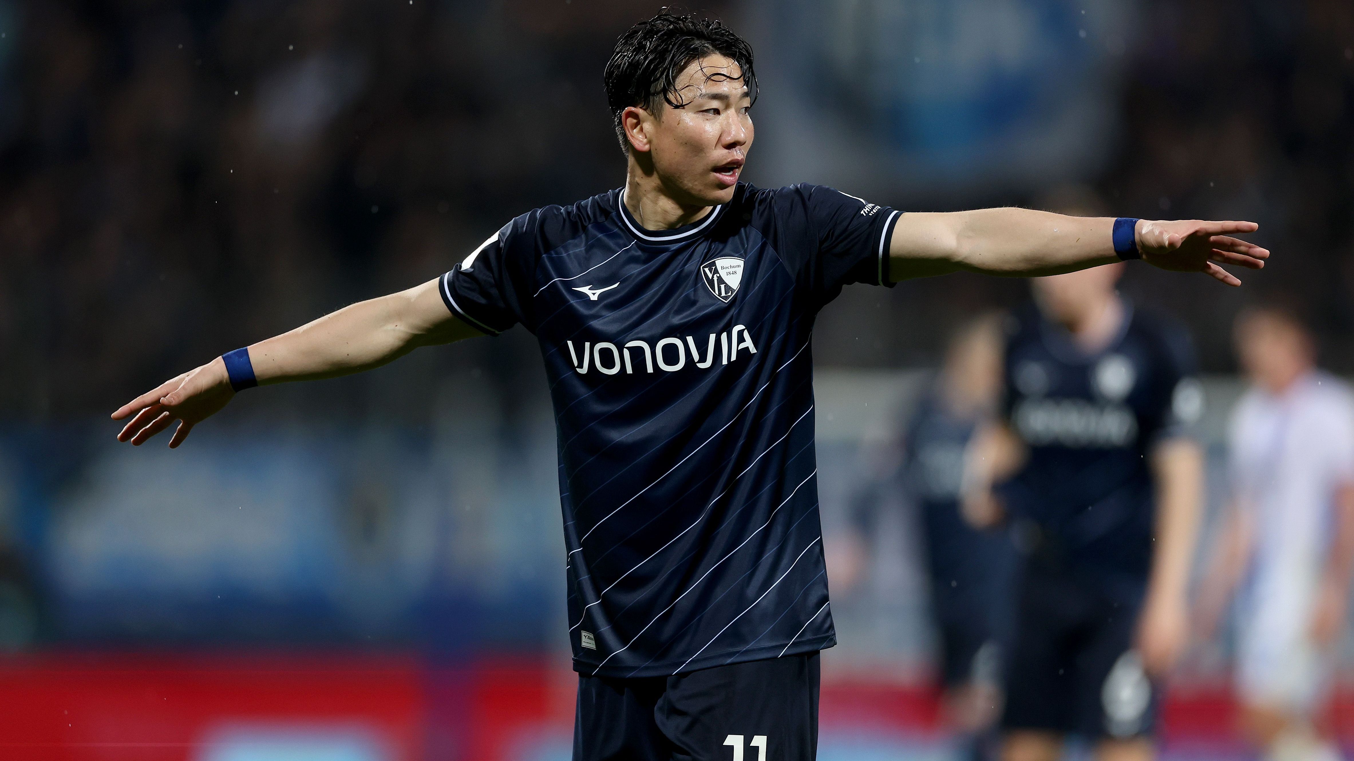 <strong>Takuma Asano (RCD Mallorca)</strong><br>Nach seinem Abschied aus Bochum hat Takuma Asano einen neuen Klub gefunden. Der Japaner, der Deutschland in der Vorrunde bei der WM 2022 mit seinem späten 2:1 schockte, unterschrieb bei La-Liga-Klub RCD Mallorca. Zuvor spielte der 29-Jährige drei Jahre für den VfL (90 Einsätze, 14 Tore), bei den Bochumern lief sein Vertrag Ende Juni aus.&nbsp;