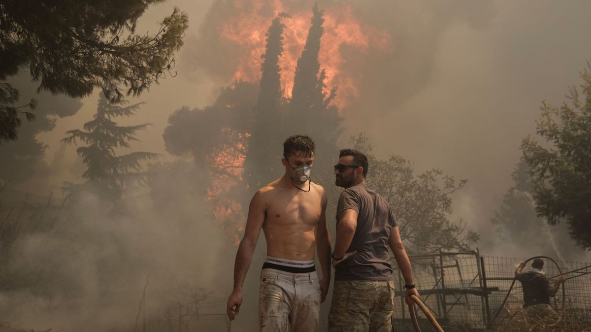 Freiwillige versuchen einen Waldbrand in Nea Penteli zu löschen.