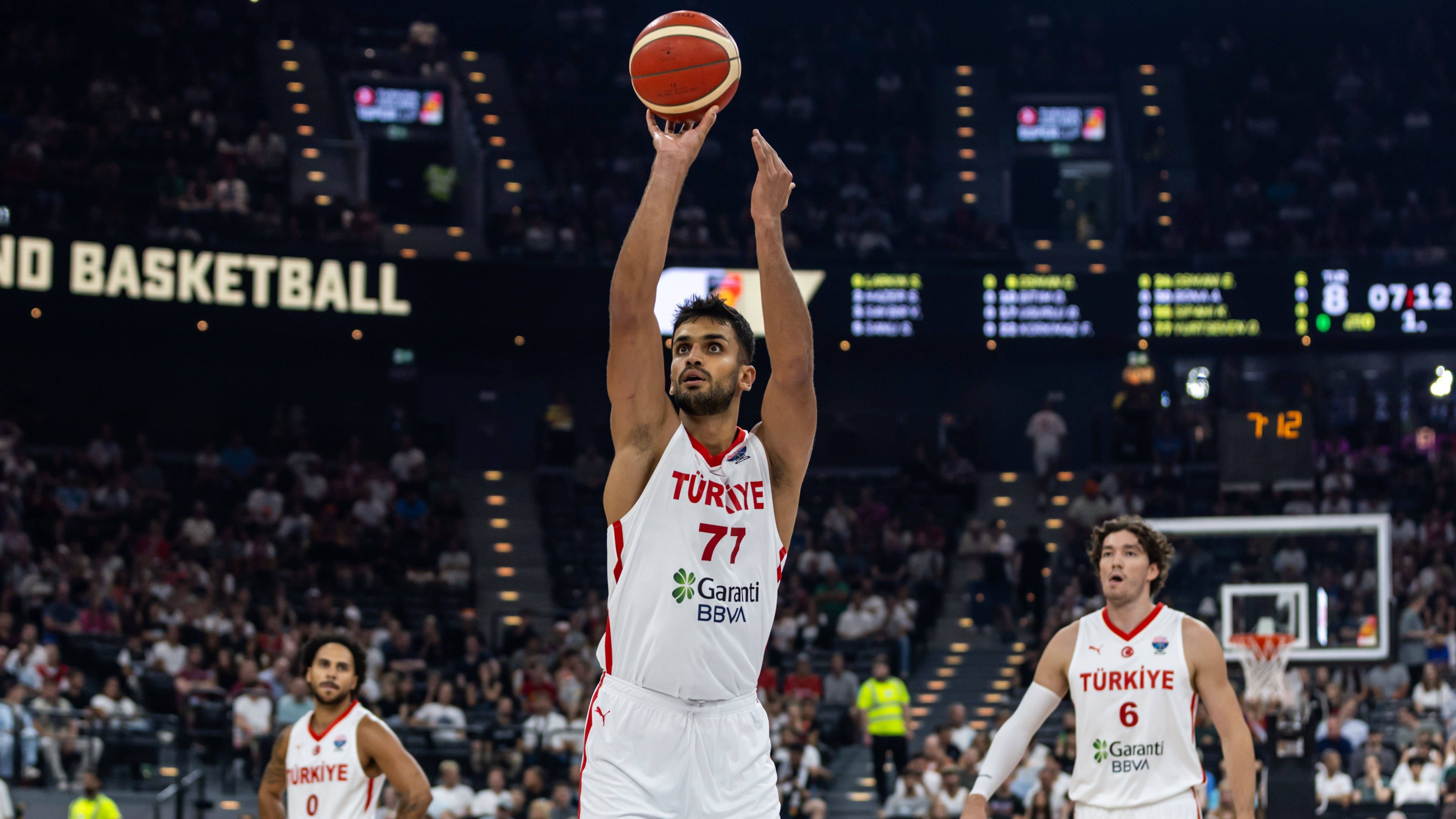 <strong>Omer Yurtseven</strong><br><strong>Größe:</strong> 2,13 Meter<br><strong>Position: </strong>Center<br><strong>Alter:</strong> 27<br><strong>Verein:</strong> Panathinaikos Athen (Griechenland)<br><strong>Stats bei der EM:</strong> 2,7 Punkte, 0 Assists, 2,3 Rebounds<br><strong>Beste Regular Season seiner Karriere:</strong> 2024/25 bei Panathinaikos Athen (Griechenland) mit 13,4 Punkten, 1,1 Assists und 7,4 Rebounds<br><strong>NBA-Erfahrung:</strong> 130 Spiele für die Miami Heat und die Utah Jazz