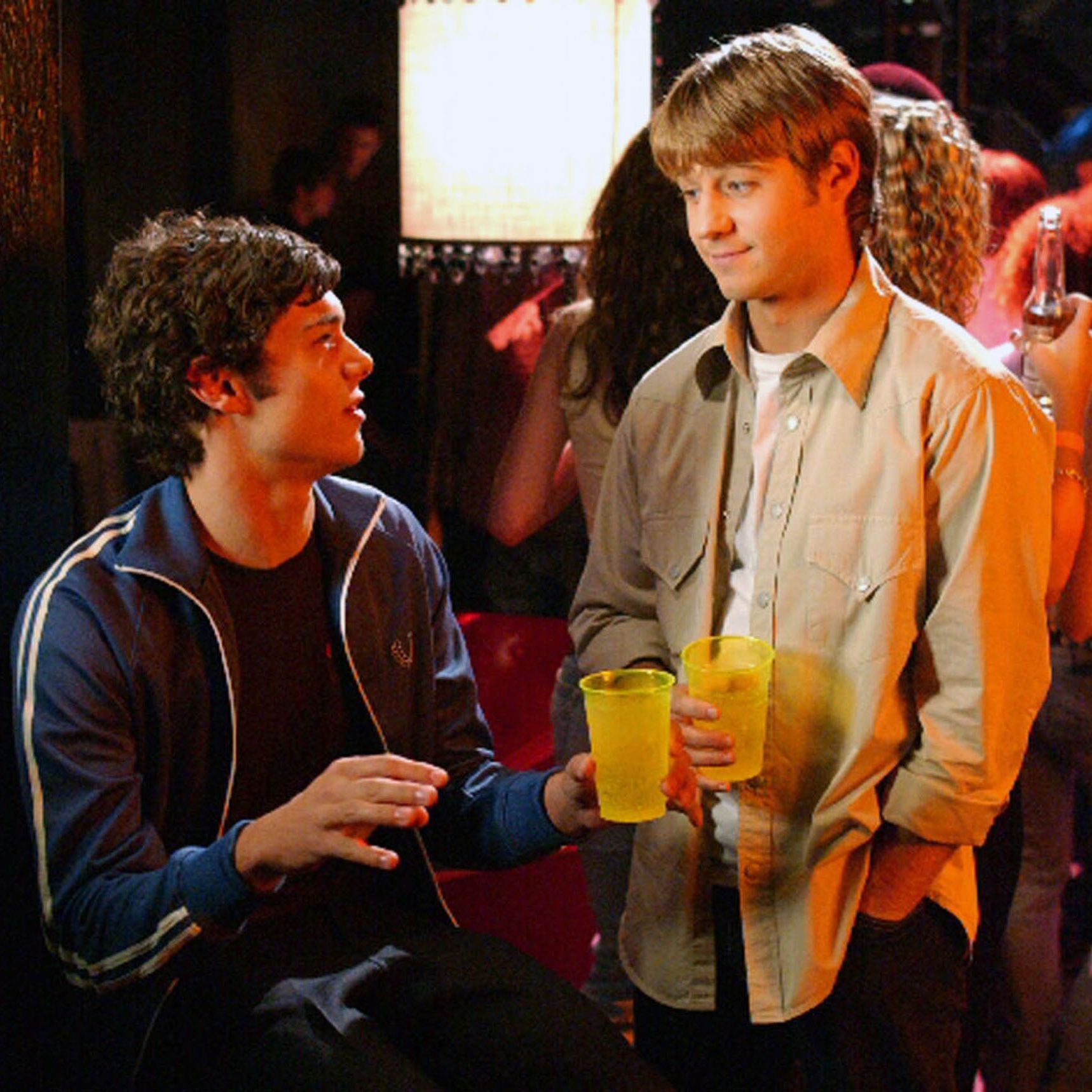 THE O.C. Schauspieler Adam Brody und Ben McKenzie auf einer Party verwickelt in eine Unterhaltung.