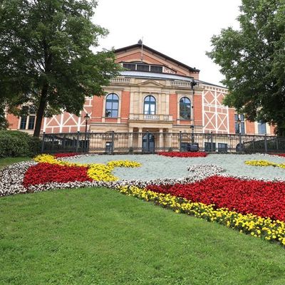 Der Grüne Hügel in Bayreuth: Das Festspielhaus ist seit über 140 Jahren ein Zentrum der Wagner-Interpretation.