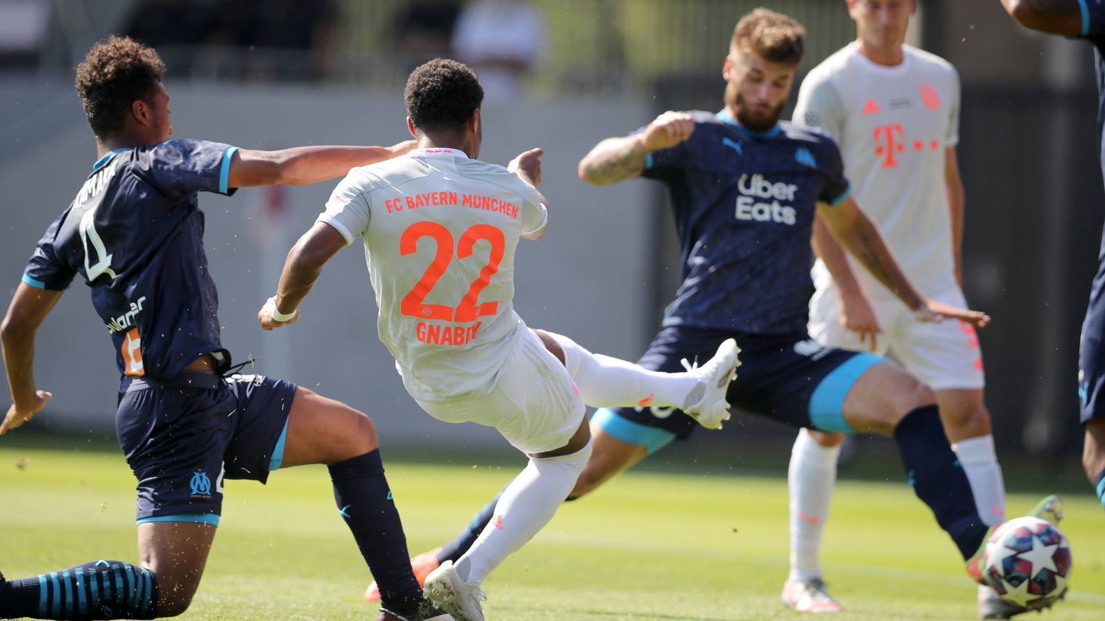 
                <strong>Ein bisschen fahrlässig</strong><br>
                Den Siegtreffer erzielte Serge Gnabry. Die Bayern vergaben im ersten Spiel seit dem Sieg am 4. Juli im Finale des DFB-Pokals gegen Bayer Leverkusen (4:2) weitere hochkarätige Möglichkeiten. Fast eine gute Stunde lang ließ Trainer Hansi Flick die mutmaßliche Bestbesetzung spielen, dann wechselte er durch.
              