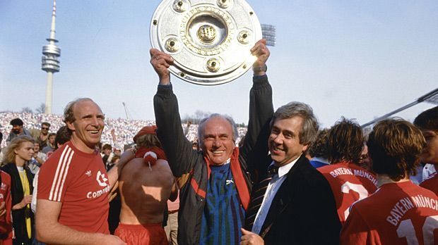 
                <strong>FC Bayern - Gladbach</strong><br>
                Am 26. April 1986 sicherte sich der FC Bayern mit Trainer Udo Lattek durch ein 6:0 gegen Mönchengladbach im Fernduell mit Werder Bremen die Meisterschaft. Die Bremer verloren zeitgleich in Stuttgart. Unvergessen ist aber vor allem das 0:0 in Bremen am Spieltag zuvor. Der verschossene Elfmeter von Michael Kutzop ist ein Teil der Bundesliga-Geschichte.
              