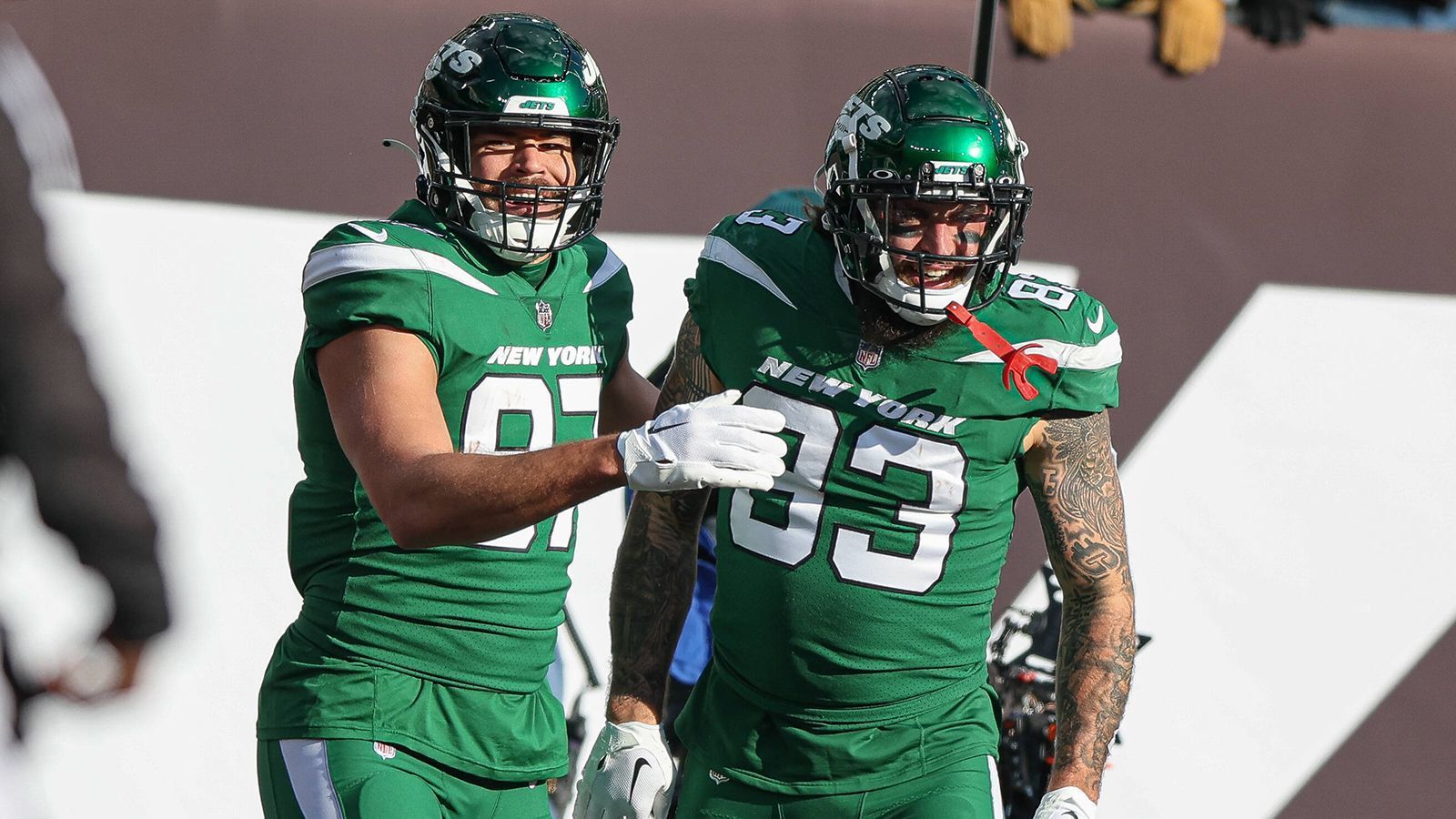 
                <strong>22. Platz: New York Jets</strong><br>
                &#x2022; Starter: Tyler Conklin<br>&#x2022; Backups: C.J. Uzomah, Jeremy Ruckert, Zack Kuntz<br>Die Jets haben vielleicht keinen Star in ihren Reihen, aber einige gute Kandidaten, die allesamt auf Einsatzzeit pochen. Tyler Conklin knackte still und heimlich jeweils mehr als 500 Receiving Yards in den letzten beiden Spielzeiten und hat sich als gute Anspielstation über kurze und mittlere Distanzen etabliert, die zu Fuß noch einige Yards nach dem Catch rausholen kann. C.J. Uzomah blieb bisher hinter den Erwartungen, vielleicht klickt es mit Aaron Rodgers als Quarterback. Wenn nicht, dürfen sich die jungen Jeremy Ruckert und Zack Kuntz Spielzeit erhoffen. Letzterer ist ein athletischer Freak, Ruckert wurde erst im vergangenen Jahr in der dritten Runde gewählt. 
              