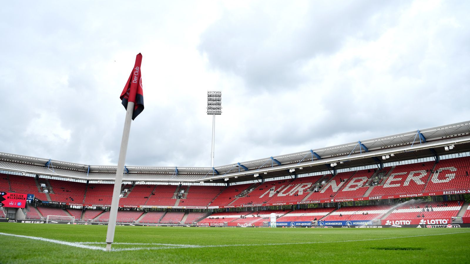 <strong>Munich Ravens: Max-Morlock-Stadion Nürnberg<br></strong>... das Team aus München wird auch ein Spiel in Nürnberg abhalten. Das sogenannte "Nürnberg Game 2024". In die Spielstätte des Fußball-Zweitligisten 1. FC Nürnberg passen bis zu 50.000 Personen. Auch Datum und Gegner stehen bereits fest: Am 22. Juni geht es für die Ravens gegen Vorjahresfinalist Stuttgart Surge.