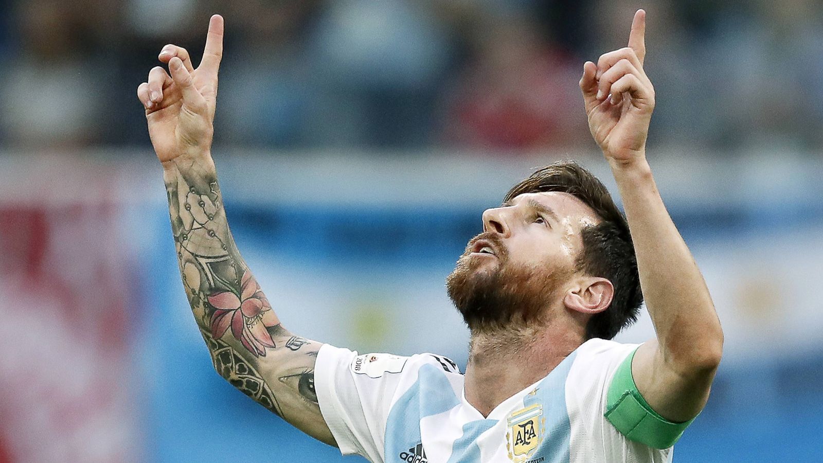 
                <strong>2. Platz: Argentinien</strong><br>
                Lionel Messi (Bild) fehlt der Triumph bei einer WM, um endgültig zu Diego Maradona als größter Fußballer Argentiniens aufschließen zu können. Das Turnier in Katar, seine fünfte WM, dürfte die letzte Chance sein. Und die Aussichten sind gar nicht so schlecht. Denn die Argentinier treten mit einer ausgeglichenen, starken Truppe an, die nur schwer zu schlagen ist.
              
