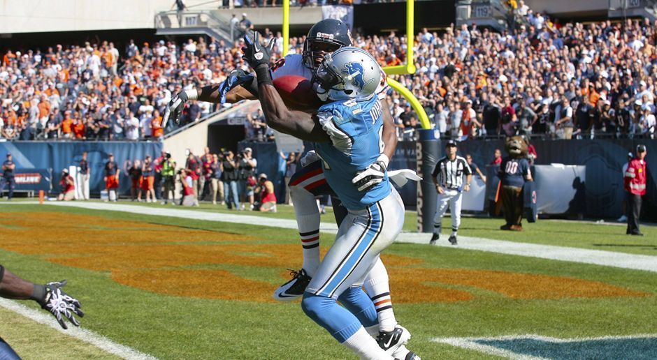 
                <strong>Die Calvin Johnson Rule</strong><br>
                2011 wirft Shaun Hill einen Pass in die Endzone auf Calvin Johnson. Eigentlich fängt "Megatron" den Ball, doch als er zu Boden geht, lässt er ihn wieder los. Schiedsrichter Gene Steratore entscheidet auf "unvollständiger Pass". Dies war wiederum eine äußerst kontrovers diskutierte Entscheidung. Seit diesem Tag wird die NFL-Catching-Rule umgangssprachlich "Calvin-Johnson-Rule" genannt.
              