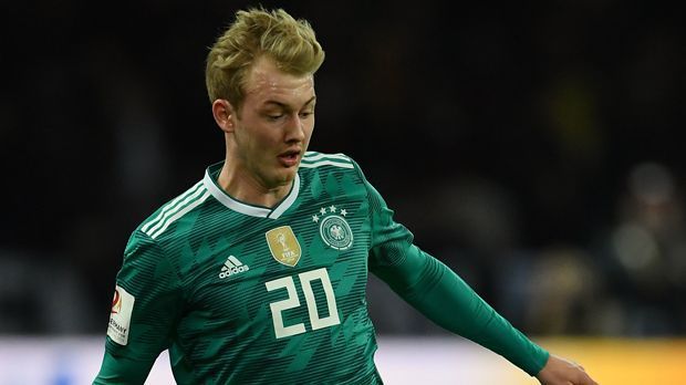 
                <strong>Julian Brandt (Bayer Leverkusen)</strong><br>
                Aufgrund eines starken Saison-Endspurts (sechs Scorerpunkte in den zehn letzten Saisonspielen) fliegt auch Leverkusens Flügelflitzer Julian Brandt mit zur WM - allerdings planmäßig nur als Kaderergänzung - eine Rolle, die der 22-Jährige im DFB-Team ohnehin gut kennt und dabei seine Stärken ausspielen kann, wenn er als Joker mit etwas Raum in seine gefürchteten Dribblings gehen kann.
              