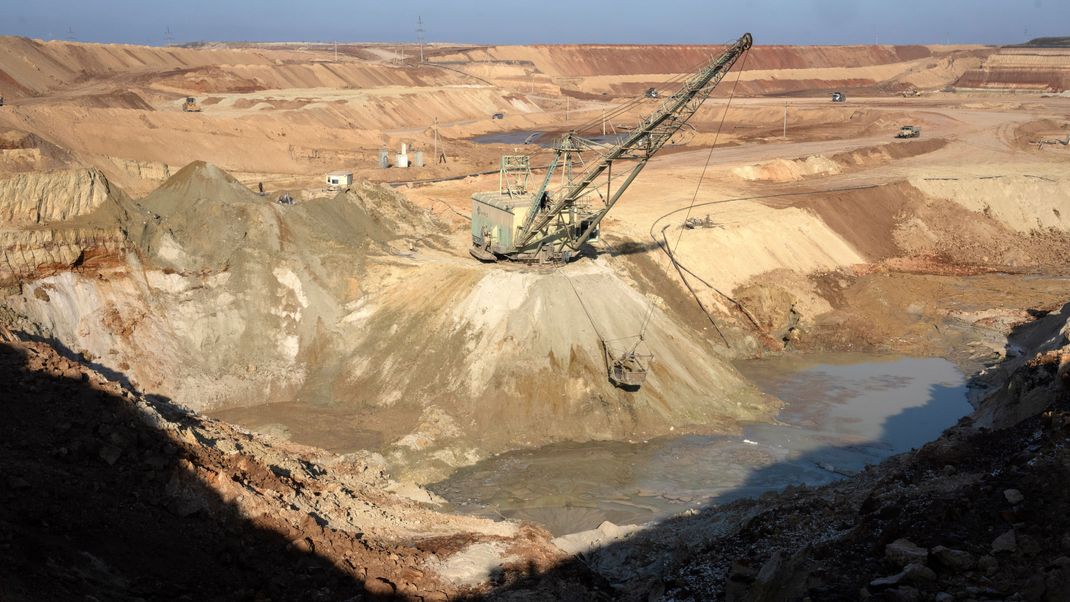 Blick auf einen Ilmenit-Tagebau in einer Schlucht in der ukrainischen Region Kirowohrad. 