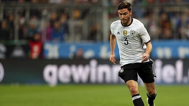 
                <strong>Jonas Hector</strong><br>
                Jonas Hector: Solide, weil kaum gefordert, in der Defensive. Im Angriffsspiel aber noch mit einigen Defiziten, besonders was Flanken und Kombinationsspiel angeht. Trotzdem mit einem schönen Treffer zum 3:0. ran-Note: 3
              