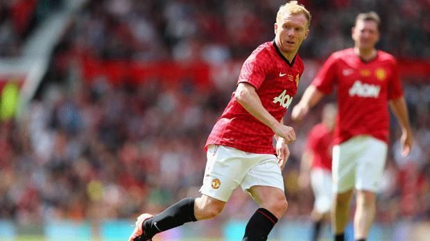 
                <strong>Paul Scholes</strong><br>
                Kaum zu glauben, aber in seinen ersten Einsätzen bei den Manchester United spielte Paul Scholes im Sturmzentrum - überzeugte jedoch nicht. Alex Ferguson stellte den Engländer ab 1997 stets im zentralen Mittelfeld auf. Hier entwickelte sich Scholes zu einem der besten Mittelfeldstrategen aller Zeiten.
              