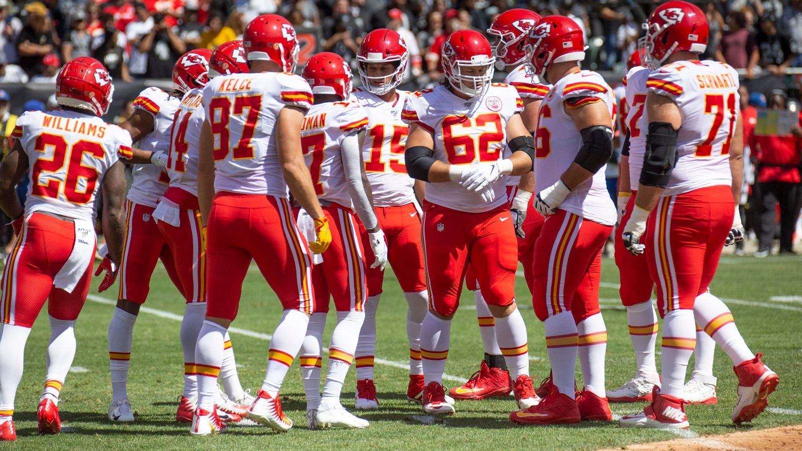 
                <strong>Passing Offense: Kansas City Chiefs </strong><br>
                Patrick Mahomes ist der unumstrittene Quarterback des Spieltags, demzufolge kann die Passing Offense der Kansas City Chiefs nicht viel weniger erfolgreich gewesen sein. Mahomes brachte 30 seiner 44 Passversuche an und fand Receiver Demarcus Robinson, der mit insgesamt 172 Yards glänzte, gleich zwei Mal für einen Touchdown. Auch Tight End Travis Kelce wurde mal wieder mit Pässen gefüttert und beendete das Spiel mit 107 Yards und einem Catch in der Endzone. Insgesamt stehen 443 Passing-Yards und der zweite Saisonsieg zu Buche. Gesamtpunktzahl: 41
              